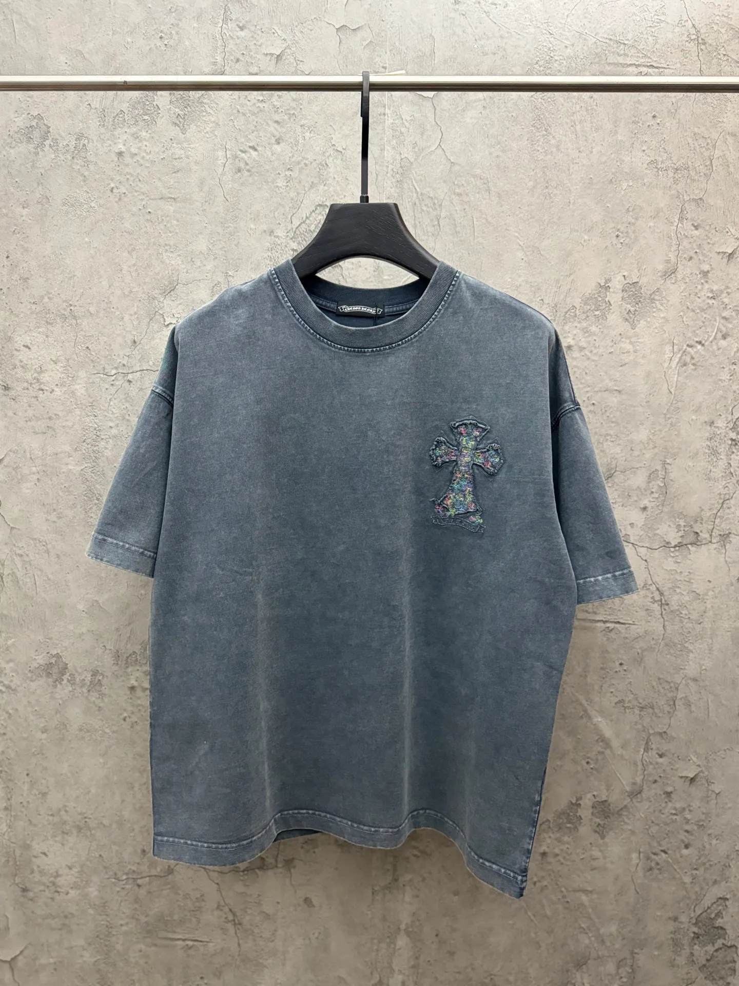 P230 top version, real shot without P, ​​different from market currency) 𝗖𝗵𝗿𝗼𝗺𝗲 𝗛𝗲𝗮𝗿𝘁𝘀/Croxin 2026 spring new original single counter American washed patch embroidered couple short sleeves 👑The highest version! Customized fabric 320 grams, washed and fried. Best-selling model at the counter. Very comfortable to wear. Accessories: Original molded and authenticated collar label➕100% silk wash label. Genuine purchase-grade original hangtag➕matching hanging rope➕3D hanging beads➕original packaging bag. Craftsmanship: The original version has consistent wiring! The highest version of the armhole matching technique! Color: Gray Black Size: S M L XL Style No.: 6619